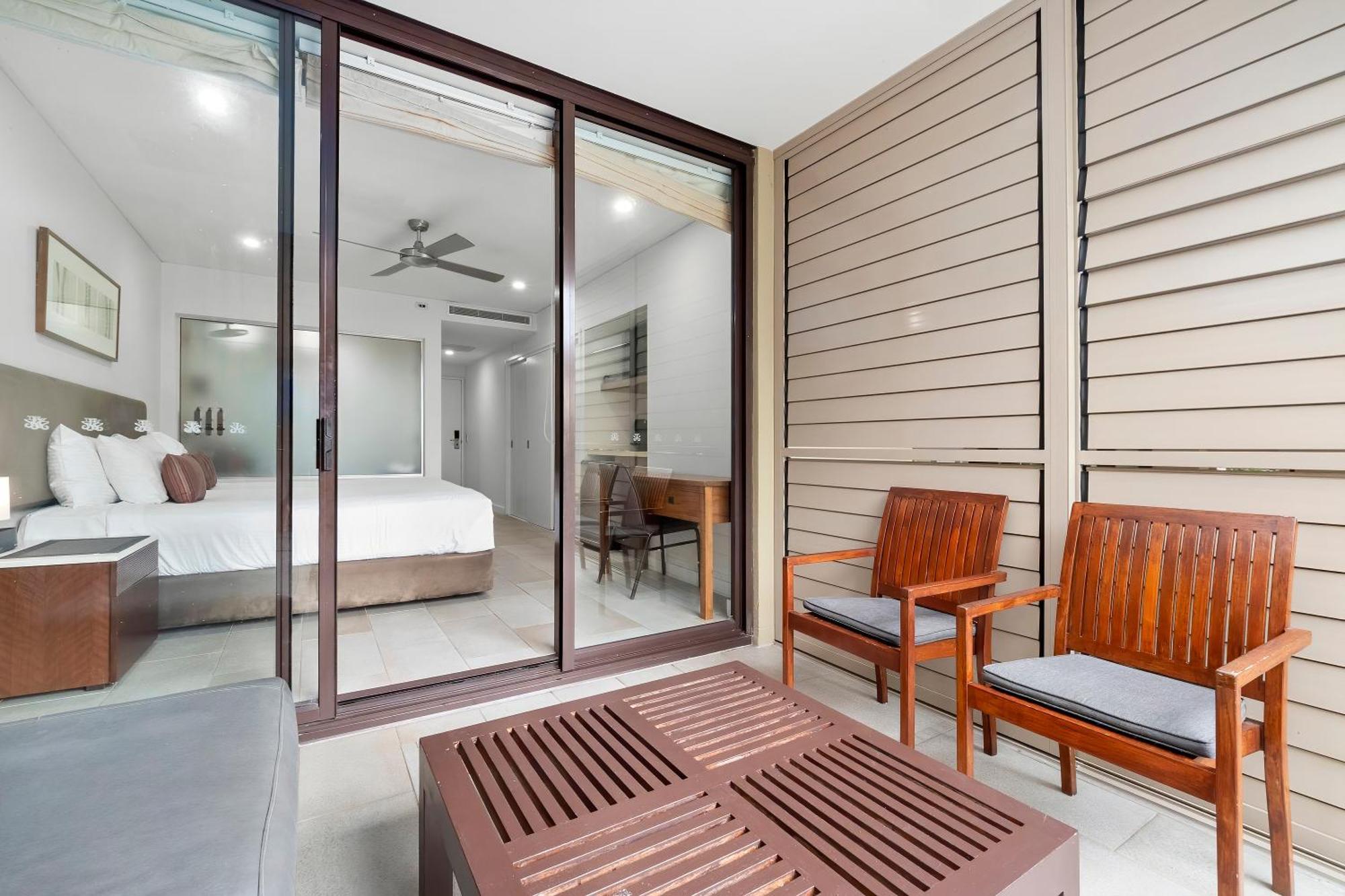 Private Apartments In The Temple Beachfront Resort Palm Cove Room photo