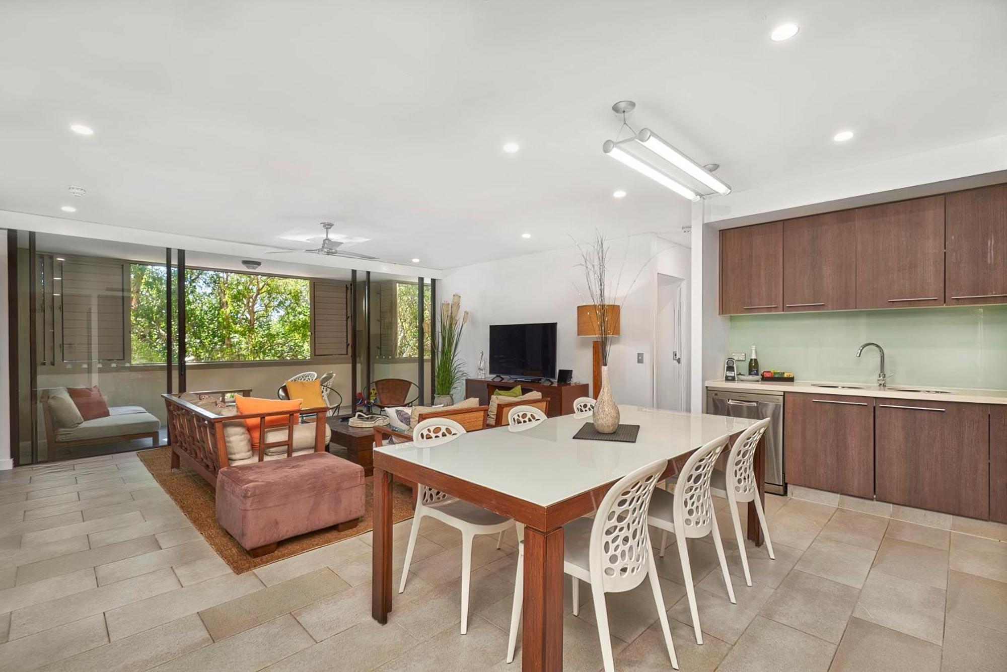 Private Apartments In The Temple Beachfront Resort Palm Cove Room photo